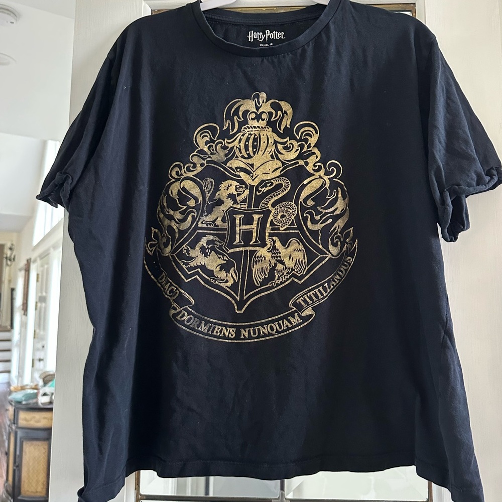 Harry Potter Black and Gold Crest Women's Short Sleeve Tee